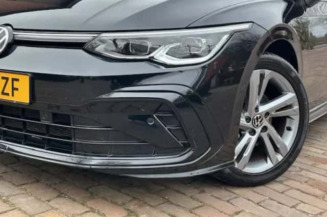 Volkswagen Golf (2023) thumbnail 2
