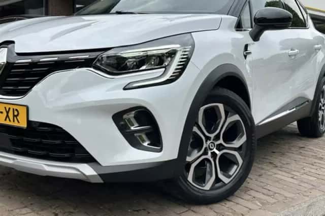 Renault Captur (2023) thumbnail 2