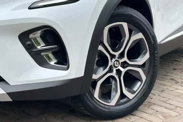 Renault Captur (2023) thumbnail 3