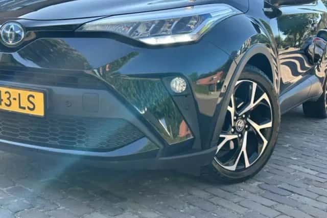 Toyota C-HR (2021) thumbnail 2