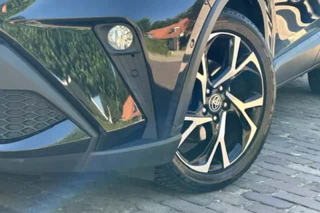 Toyota C-HR (2021) thumbnail 3