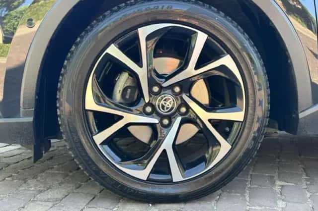 Toyota C-HR (2021) thumbnail 5