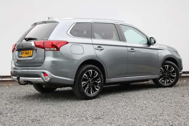 Mitsubishi Outlander (2016) thumbnail 2