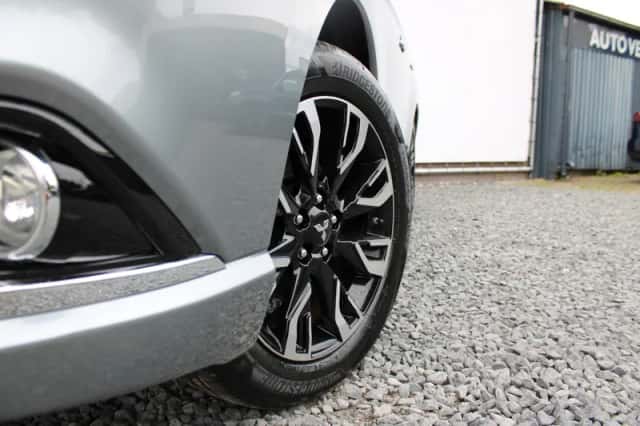 Mitsubishi Outlander (2016) thumbnail 3