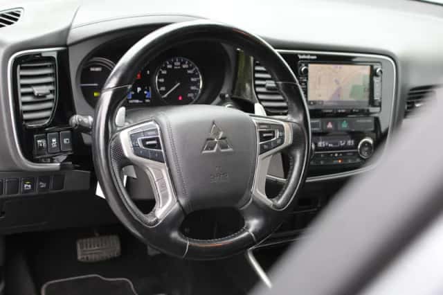 Mitsubishi Outlander (2016) thumbnail 4