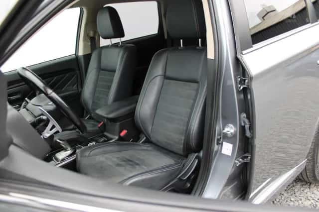 Mitsubishi Outlander (2016) thumbnail 5