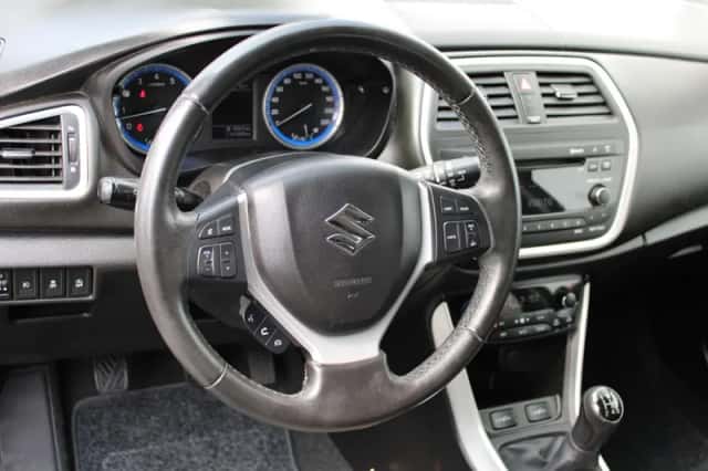 Suzuki SX4 S-Cross (2016) thumbnail 4