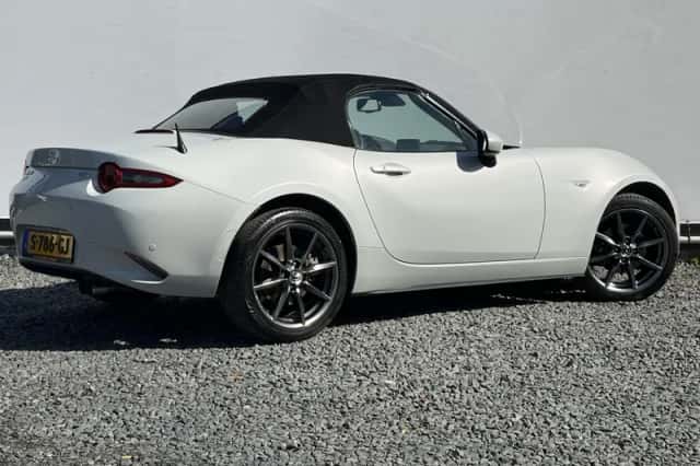 Mazda MX-5 (2017) thumbnail 3
