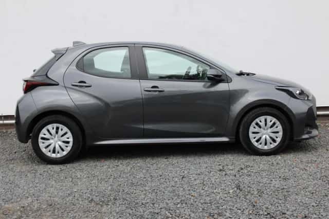 Toyota Yaris (2022) thumbnail 2