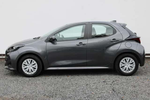 Toyota Yaris (2022) thumbnail 3