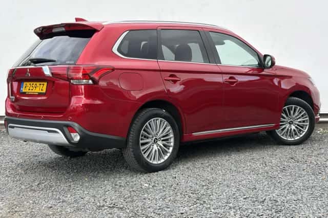 Mitsubishi Outlander (2020) thumbnail 2