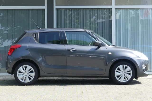 Suzuki Swift (2018) thumbnail 4