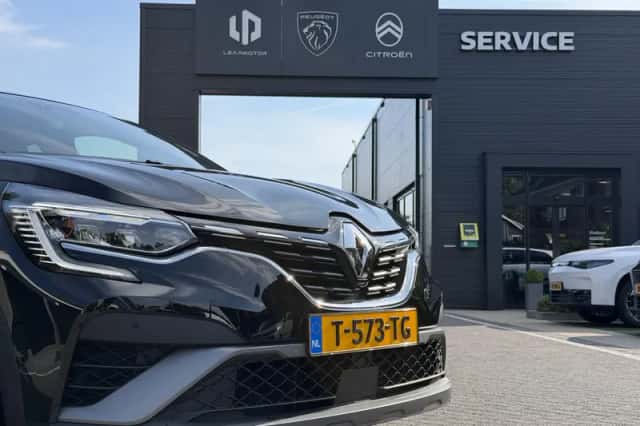 Renault Captur (2023) thumbnail 3