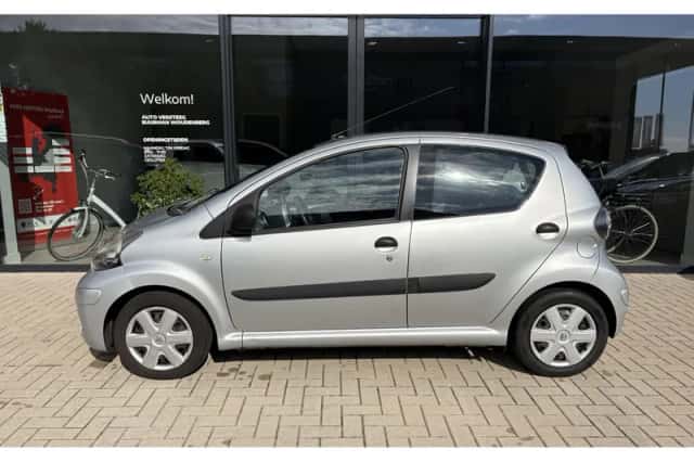 Toyota Aygo (2011) thumbnail 2