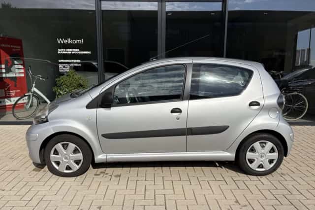 Toyota Aygo (2011) thumbnail 2