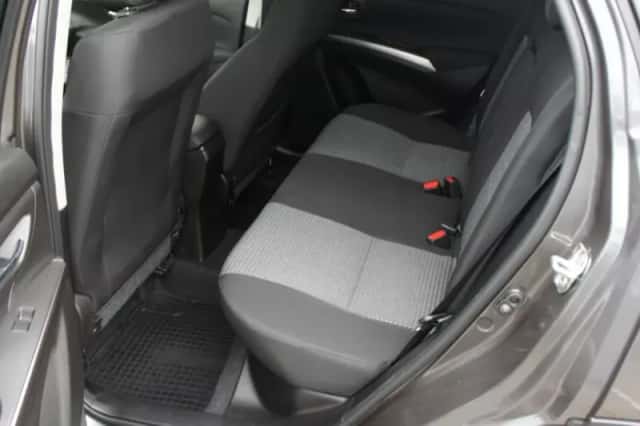 Suzuki S-Cross (2025) thumbnail 4