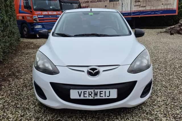 Mazda 2 (2011) thumbnail 2