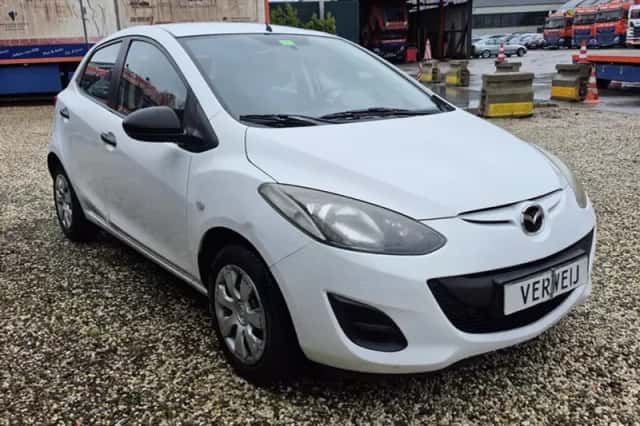 Mazda 2 (2011) thumbnail 3