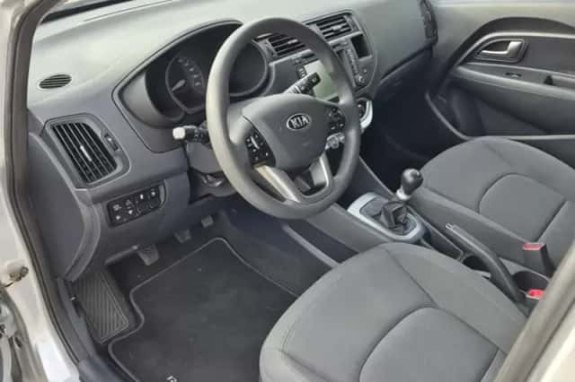 Kia Rio (2013) thumbnail 5