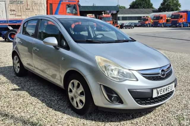 Opel Corsa (2012) thumbnail 3