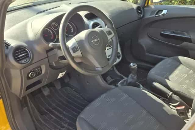Opel Corsa (2012) thumbnail 4