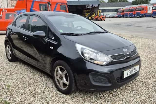 Kia Rio (2013) thumbnail 3