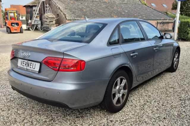 Audi A4 (2011) thumbnail 4
