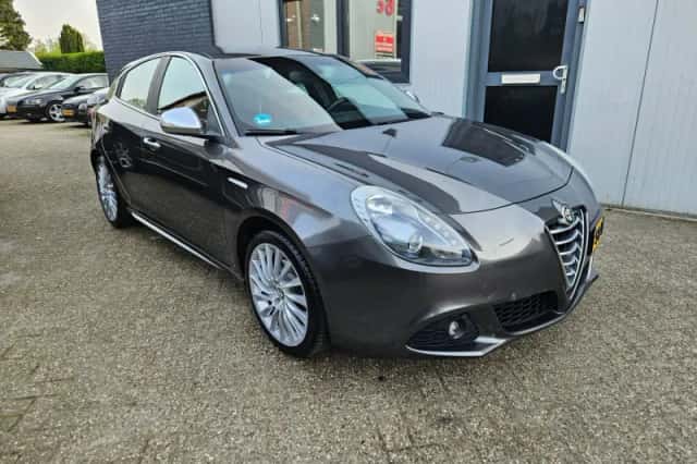 Alfa Romeo Giulietta (2012) thumbnail 1
