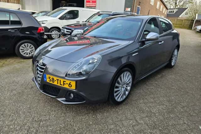 Alfa Romeo Giulietta (2012) thumbnail 2
