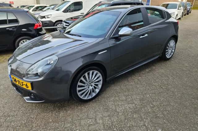 Alfa Romeo Giulietta (2012) thumbnail 4