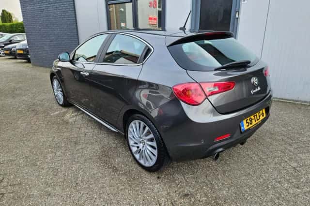 Alfa Romeo Giulietta (2012) thumbnail 5