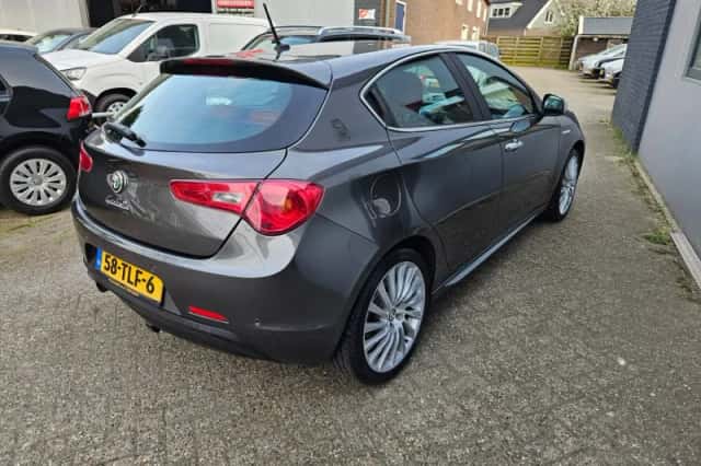 Alfa Romeo Giulietta (2012) thumbnail 6