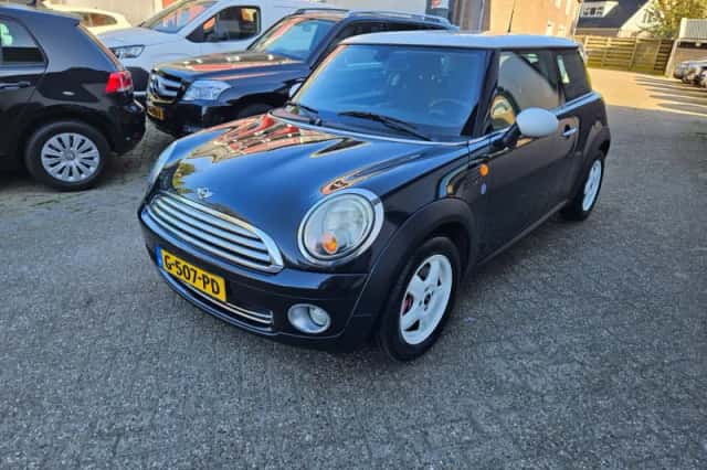 MINI Cooper (2009) thumbnail 2