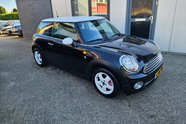 MINI Cooper (2009) thumbnail 3