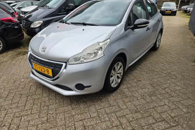 Peugeot 208 (2013) thumbnail 2