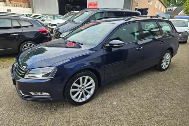Volkswagen Passat (2011) thumbnail 4