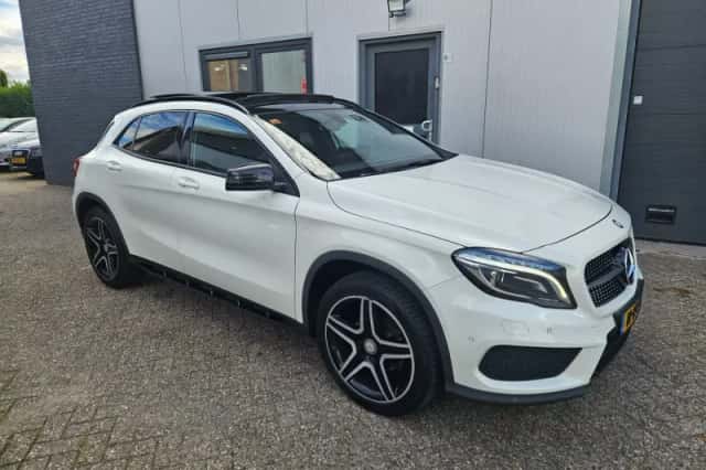 Mercedes-Benz GLA-Klasse (2015) thumbnail 1