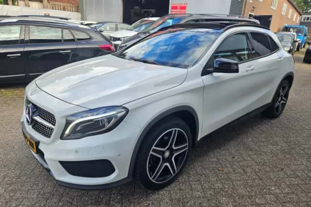 Mercedes-Benz GLA-Klasse (2015) thumbnail 2