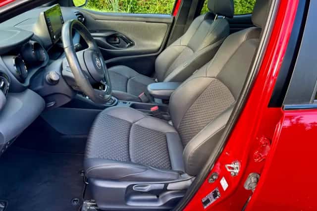 Toyota Yaris (2022) thumbnail 2