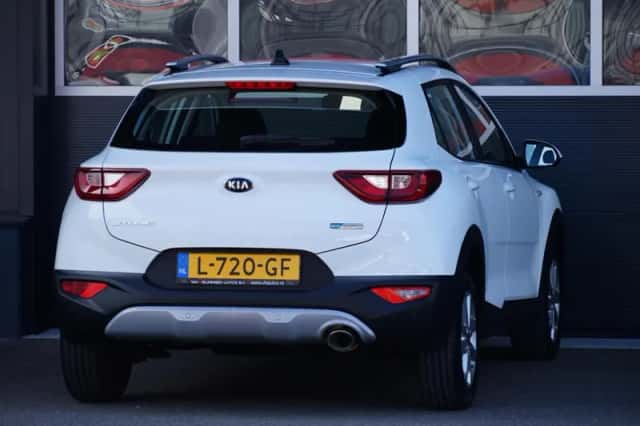 Kia Stonic (2021) thumbnail 2