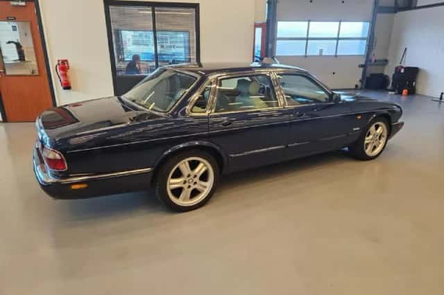 Jaguar Sovereign (2000) thumbnail 6