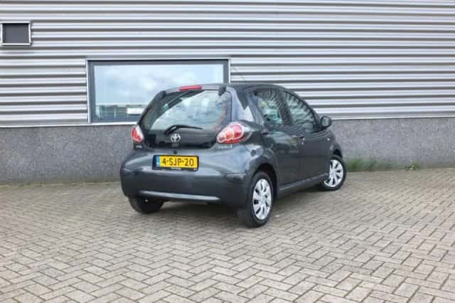 Toyota Aygo (2013) thumbnail 2