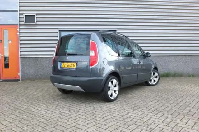 Škoda Roomster (2008) thumbnail 2