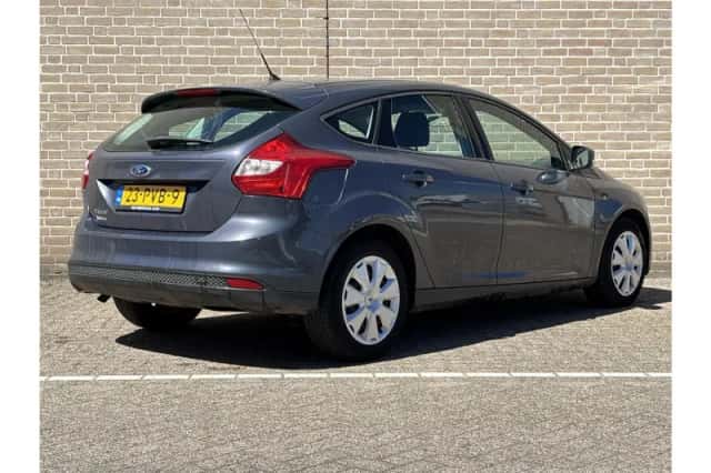 Ford Focus (2011) thumbnail 2