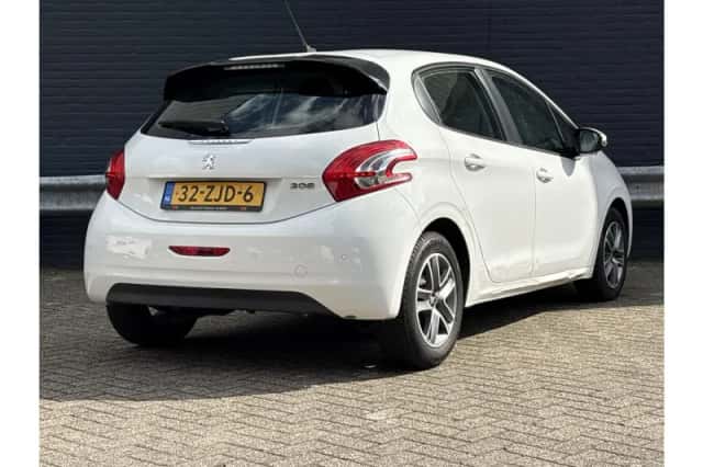 Peugeot 208 (2012) thumbnail 2