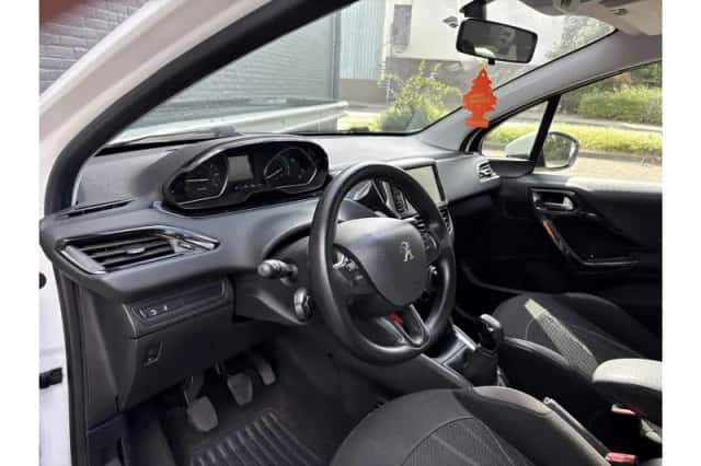 Peugeot 208 (2012) thumbnail 3
