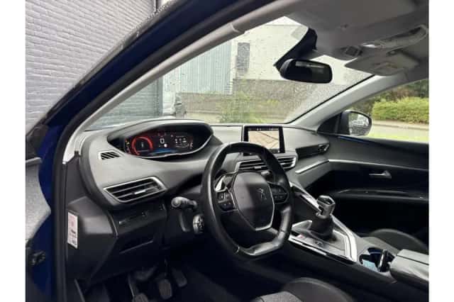 Peugeot 3008 (2018) thumbnail 3