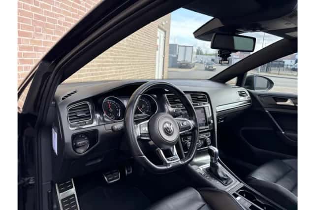 Volkswagen Golf (2015) thumbnail 3