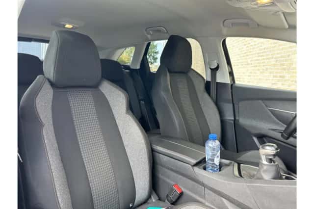 Peugeot 3008 (2019) thumbnail 4