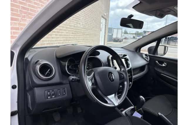 Renault Clio (2015) thumbnail 3
